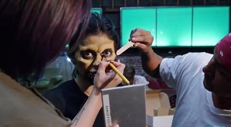 …vẽ và trang điểm cho diện mạo thêm đáng sợ