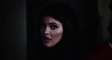 Kylie Jenner trước và…