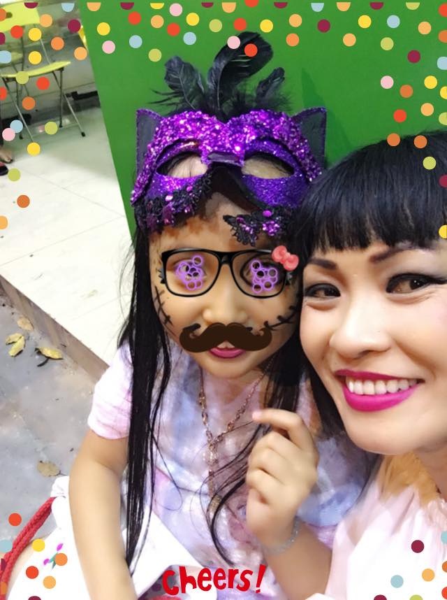 Nghệ sĩ Việt tưng bừng hóa trang đón Halloween - 4 Bất ngờ bé Gà xuất hiện bên cạnh mẹ Chanh nhưng đã được hóa trang bằng phần mềm, khó nhận ra khuôn mặt thật nhưng con gái của cô Chanh cũng đã lớn và khá xinh.