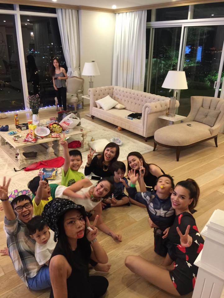 Nghệ sĩ Việt tưng bừng hóa trang đón Halloween - 12 Vũ Thảo My cũng hóa trang và tham gia chương trình do ca sĩ Hồ Ngọc Hà tổ chức cho các bé nhân ngày Halloween