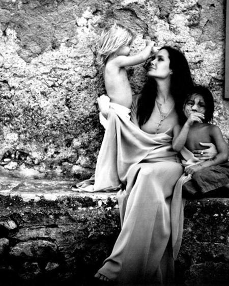 Phát sốt với bức ảnh ngực trần của Angelina Jolie do chính tay Brad Pitt chụp - 3 Khoảnh khắc ngọt ngào của Angelina và hai con