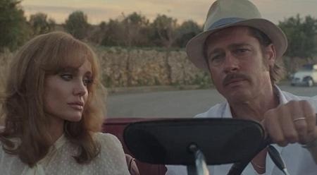 Phát sốt với bức ảnh ngực trần của Angelina Jolie do chính tay Brad Pitt chụp - 6 Angelina và Brad Pitt trong một cảnh phim By the sea