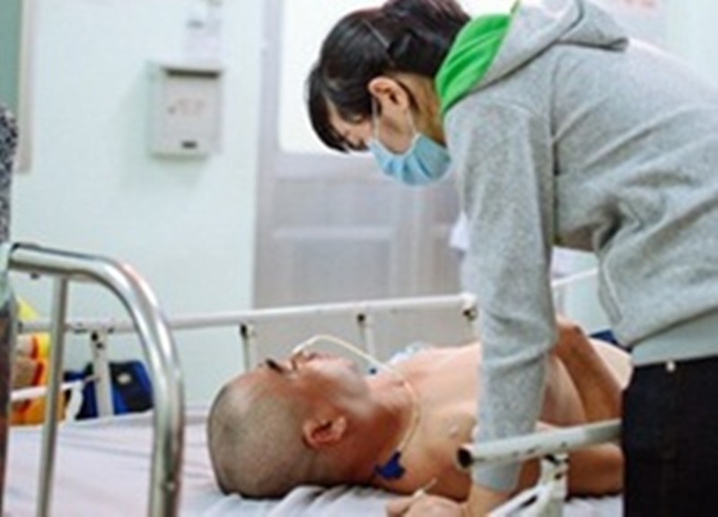 Diễn viên Nguyễn Hoàng và những vai diễn ấn tượng - 5 Vợ diễn viên Nguyễn Hoàng bên cạnh chồng trước khi vào phòng mổ
