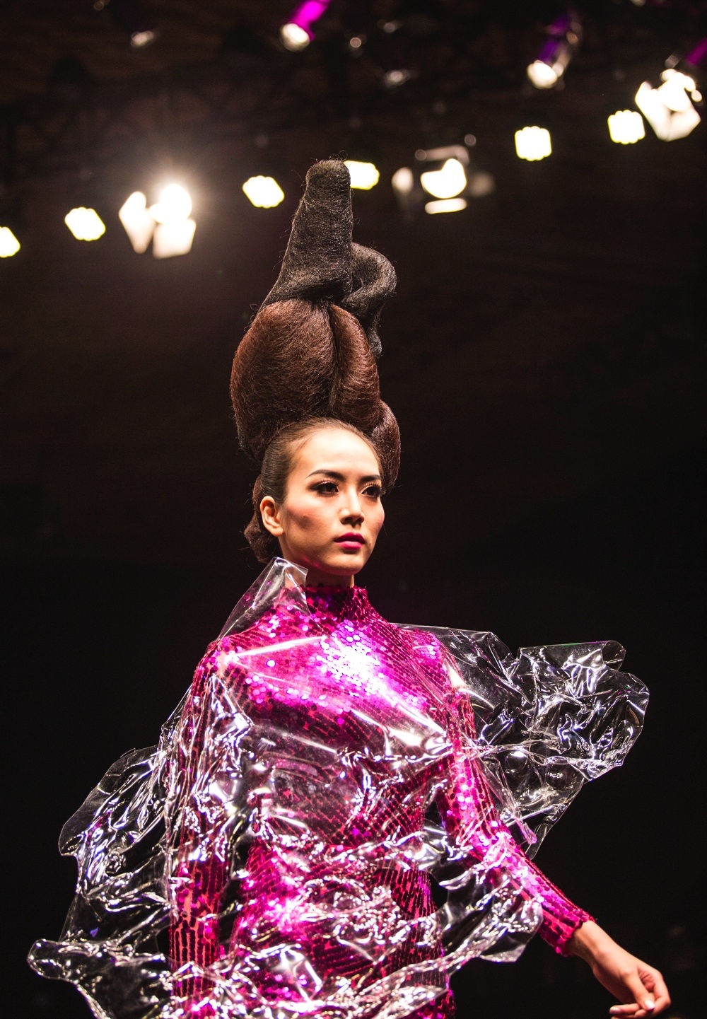 Những kiểu tóc gây sốc trong show thời trang tóc - 6 Những kiểu tóc gây sốc trong show thời trang tóc - 6