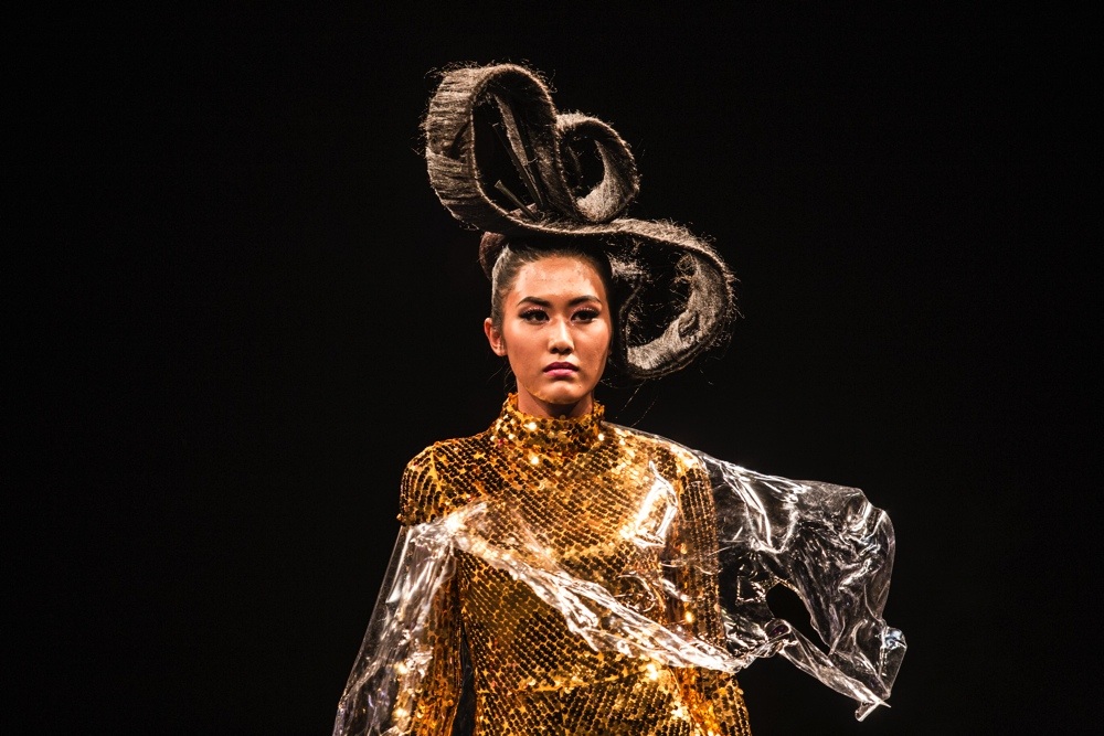 Những kiểu tóc gây sốc trong show thời trang tóc - 14 Những kiểu tóc gây sốc trong show thời trang tóc - 14