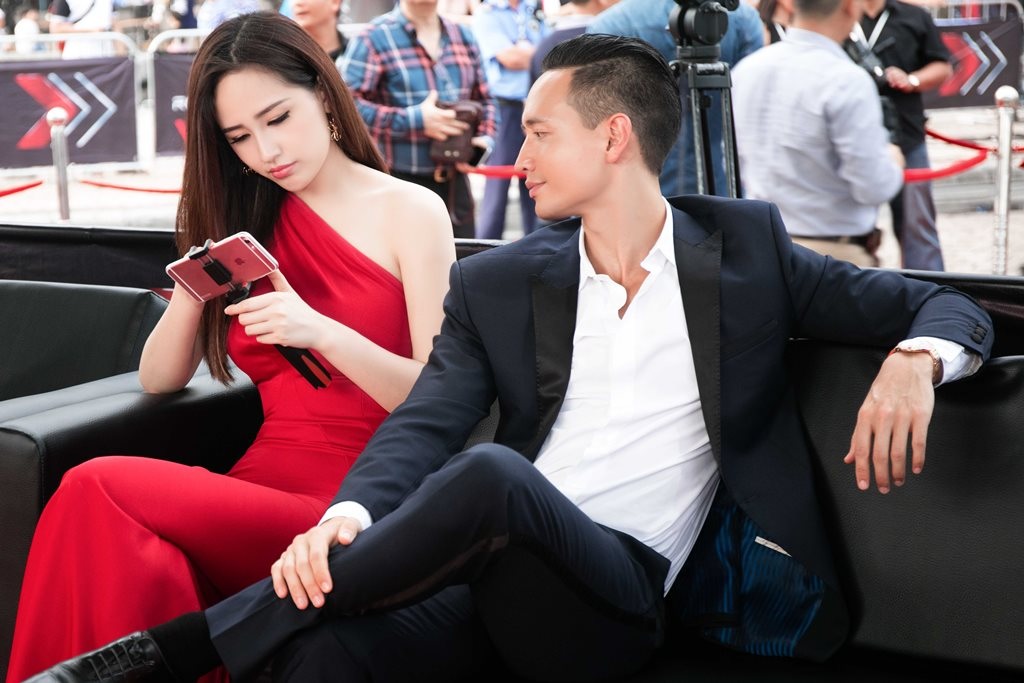 Hoa hậu Mai Phương Thúy thân thiết với Kim Lý - 2
Nam diễn viên còn ngồi bên cạnh quan sát từng cử chỉ nhỏ của hoa hậu.