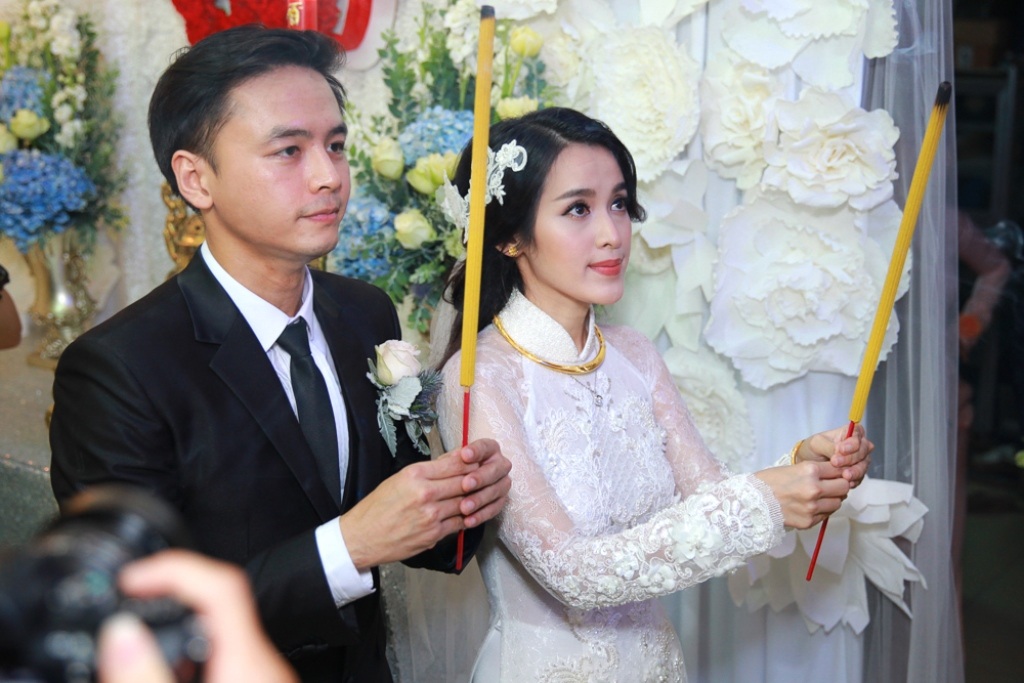 Tú Vi - Văn Anh rạng rỡ ngày thành hôn - 12 Văn Anh - Tú Vi thực hiện nghi lễ thắp nhang cho gia tiên trước khi cô dâu xuất giá.