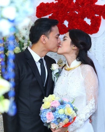 Tú Vi - Văn Anh rạng rỡ ngày thành hôn - 11 Sau đó, cả hai trao nhau nụ hôn hạnh phúc khi sẽ chính thức trở thành vợ chồng trong thời gian tới
