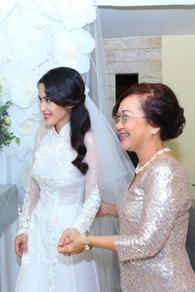Tú Vi - Văn Anh rạng rỡ ngày thành hôn - 8 Tú Vi được mẹ dẫn từ trong phòng ra để ra mắt chú rể và họ nhà trai.