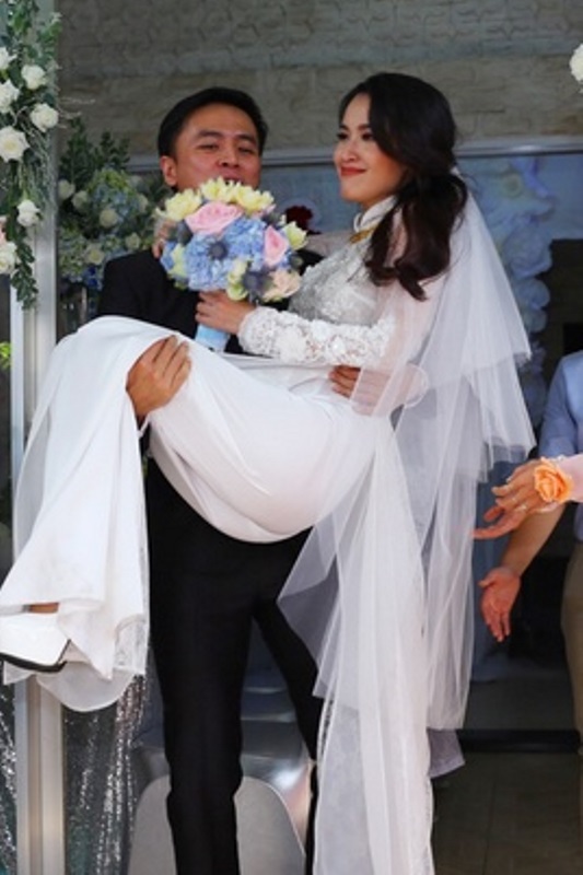 Tú Vi - Văn Anh rạng rỡ ngày thành hôn - 16 Ngay sau đó, chàng diễn viên Phía trước là bầu trời bất ngờ bế Tú Vi ra tận xe rước về nhà.