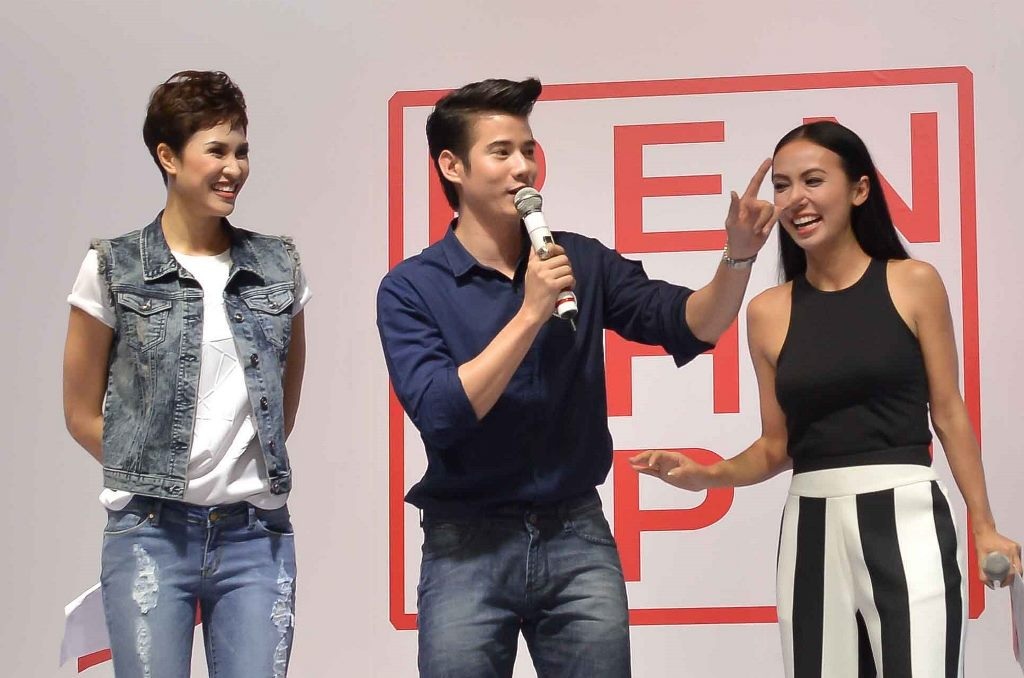 Huyền Ny rạng rỡ bên sao Thái Lan Mario Maurer - 8 Nam diễn viên rất thân thiện và luôn tươi cười trong suốt chương trình