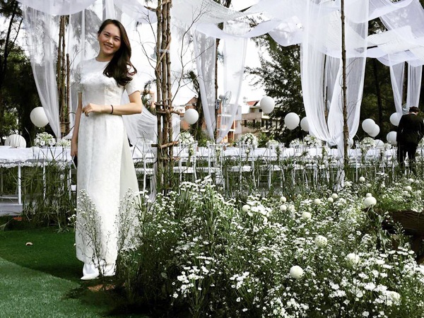 Phan Như Thảo bí mật đính hôn với chồng cũ Ngọc Thúy - 2 Người mẫu Ngọc Thạch khoe ảnh áo dài bên không gian hoa thạch thảo lãng mạn trong lễ đính hôn của Phan Như Thảo.