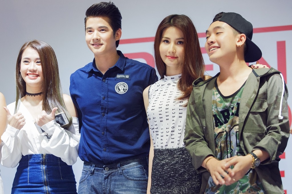 Huyền Ny rạng rỡ bên sao Thái Lan Mario Maurer - 10 Cô được mời lên chụp ảnh cùng nam diễn viên