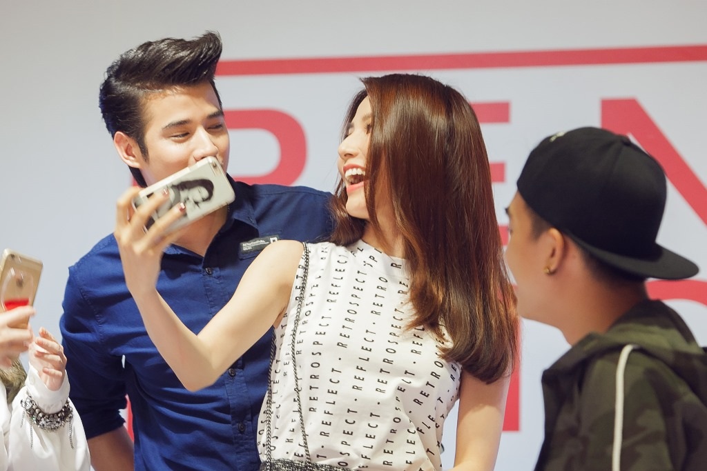 Huyền Ny rạng rỡ bên sao Thái Lan Mario Maurer - 11 Cả hai rất thoải mái, còn chụp ảnh selfie với nhau