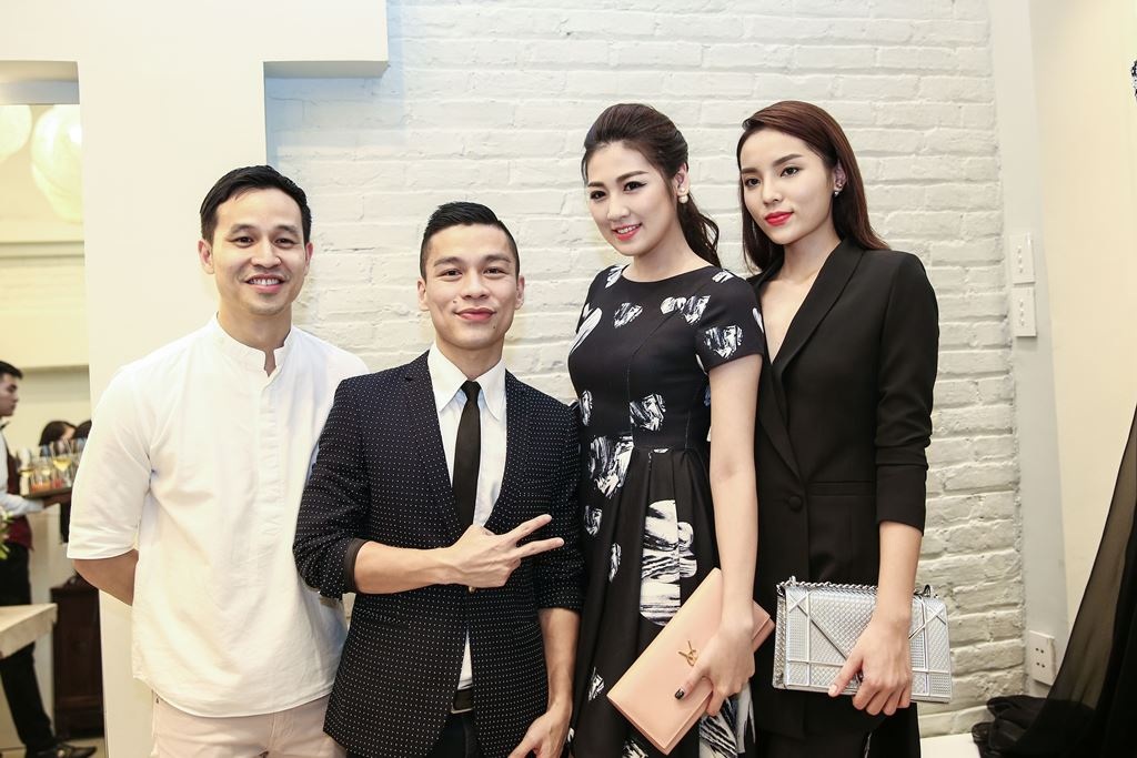 Hoa hậu Kỳ Duyên khác lạ với trang phục “kín đáo” - 6
Anh Tuấn hạnh phúc khi được bạn đời Sơn Đoàn hỗ trợ nhiệt tình trong mọi sự kiện