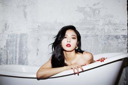 Hở quá bạo, sao trẻ Hàn Quốc bị chỉ trích “rẻ tiền” - 1 HyunA bị chỉ trích vì quá sexy