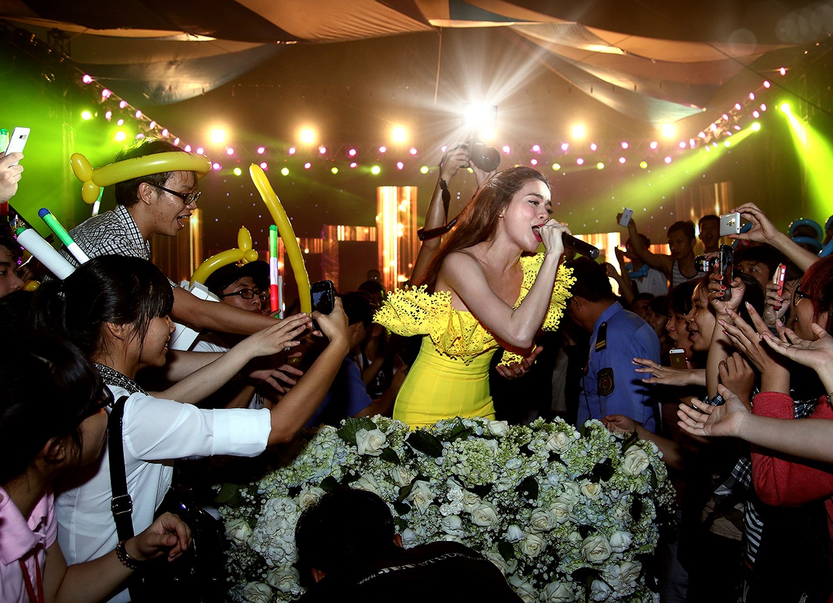 Hồ Ngọc Hà vẫn hát... mặc scandal - 1