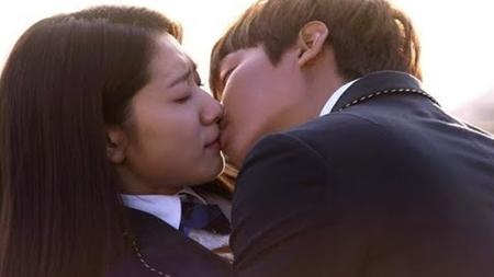 Bóc trần sự thật đằng sau những nụ hôn siêu lãng mạn trên phim Hàn - 6 Park Shin Hye thậm chí còn bị “tập kích” bất ngờ khi quay cảnh hôn trong phim “Người thừa kế” vì đạo diễn không hề thông báo trước cho nữ diễn viên biết rằng cô sẽ bị Lee Min Ho khóa môi.