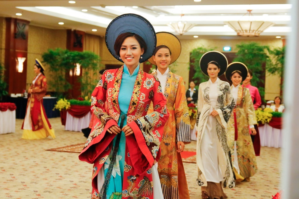 Á hậu Ngô Trà My quý phái với áo dài “Vương triều” - 3 Á hậu Ngô Trà My quý phái với áo dài “Vương triều” - 3