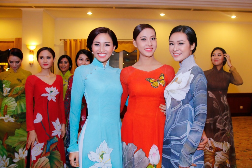 Á hậu Ngô Trà My quý phái với áo dài “Vương triều” - 10 Trà My, Thùy Trang, Anh Phương
