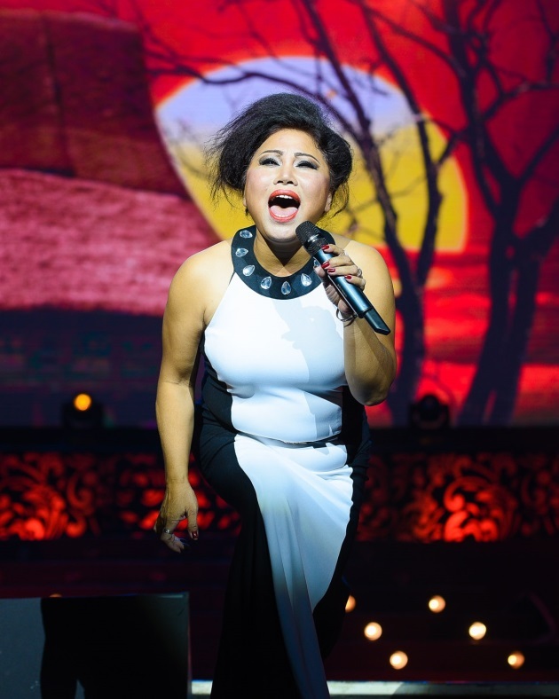 “Họa mi” Siu Black trở lại máu lửa trong đêm nhạc kỷ niệm Y Moan - 3 Bản lĩnh, quyến rũ trong ca khúc quen thuộc “Vì ta đã thấy mặt trời”