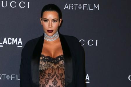 Những sao Hollywood ly dị như "cơm bữa" - 1 Cô Kim “siêu vòng 3” đã lên xe hoa lần đầu tiên với nhà sản xuất âm nhạc Damon Thomas khi chỉ mới 20 tuổi. Cuộc hôn nhân đầu chỉ kéo dài được 4 năm và cuộc hôn nhân thứ 2 của cô Kim còn thảm họa hơn nhiều khi chỉ tồn tại được 72 ngày. Cuối cùng, Kim Kardashian đã tìm thấy hạnh phúc bên người chồng hiện tại, Kanye West. Cặp sao cũng đã tổ chức một lễ cưới trong mơ hồi năm ngoái.