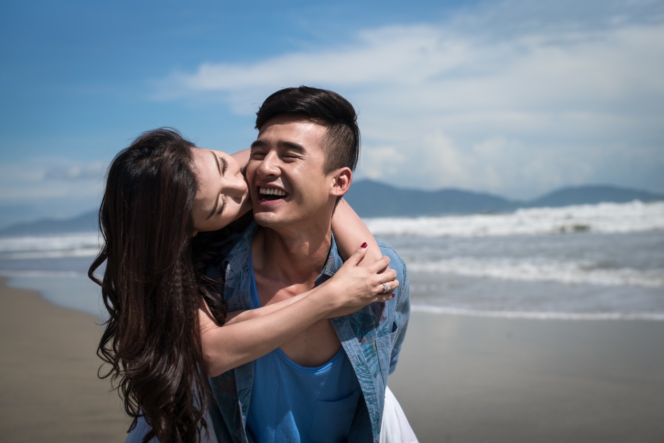 Thúy Diễm hôn Lương Thế Thành ngọt ngào trên biển | Báo Dân trí