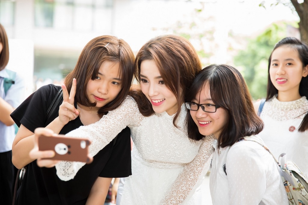 Hoa hậu Kỳ Duyên tặng hoa thầy cô nhân ngày 20/11 - 10 Hoa hậu Kỳ Duyên luôn thể hiện sự vui vẻ và thân thiện khi chụp ảnh cùng các bạn trẻ