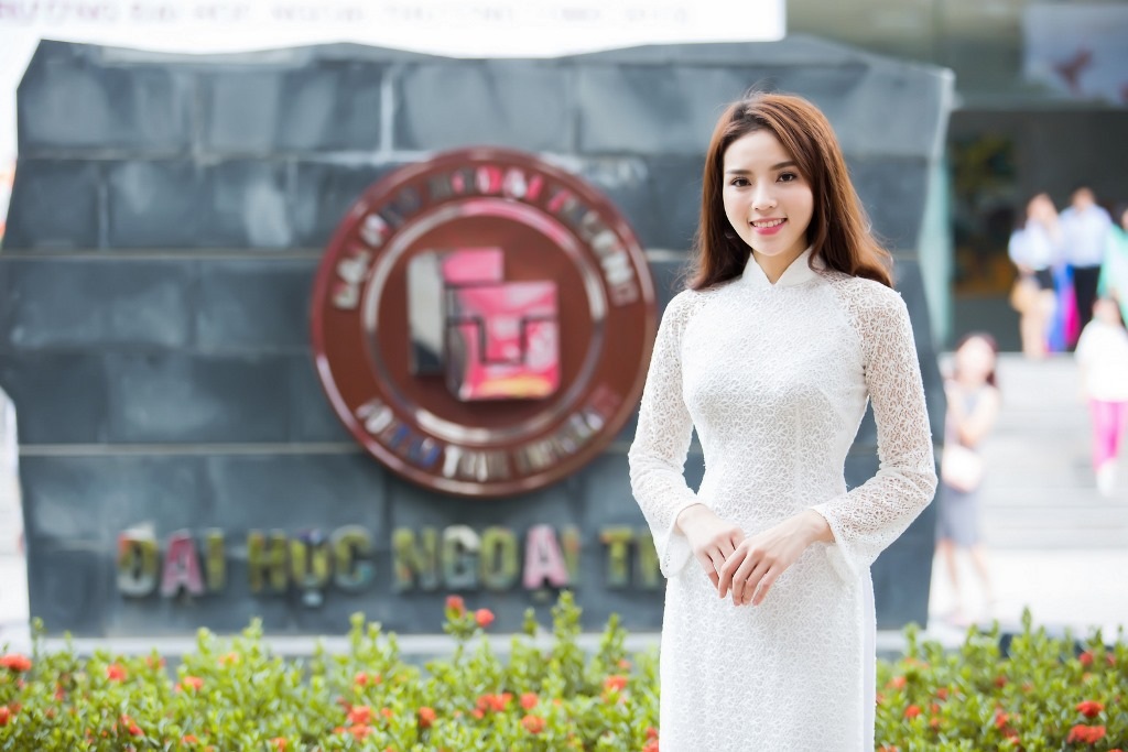Hoa hậu Kỳ Duyên tặng hoa thầy cô nhân ngày 20/11 - 1 Hoa hậu Kỳ Duyên xinh tươi khi chọn áo dài trắng, trang điểm nhẹ nhàng có mặt trong ngày lễ tri ân thầy cô tại trường.