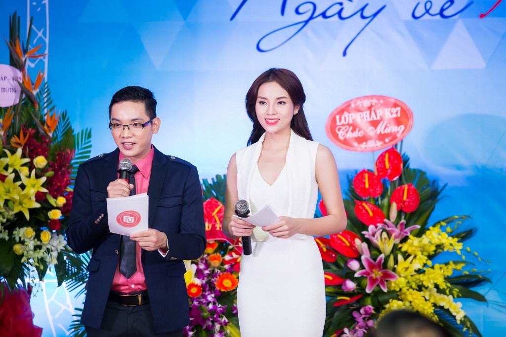 Hoa hậu Kỳ Duyên tặng hoa thầy cô nhân ngày 20/11 - 11 Đây là lần đầu tiên Hoa hậu tự tin cầm mic, thể hiện khả năng ăn nói trước đám đông.