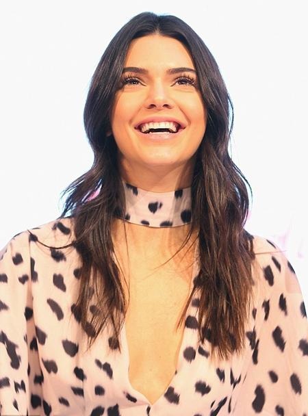 Em gái cô Kim thừa nhận phải sống một cuộc sống “khác người” - 1
Kendall Jenner bất ngờ chia sẻ về cuộc sống “khó khăn” của mình
