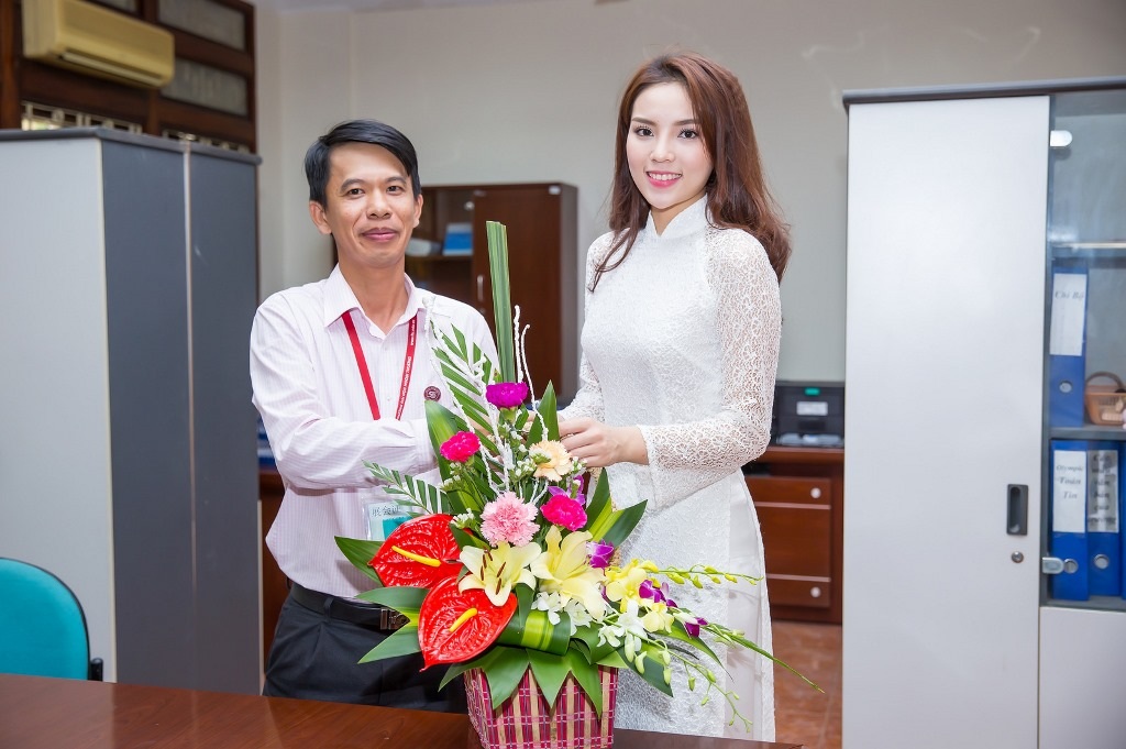 Hoa hậu Kỳ Duyên tặng hoa thầy cô nhân ngày 20/11 - 6 Hoa hậu Kỳ Duyên tặng hoa thầy cô nhân ngày 20/11 - 6