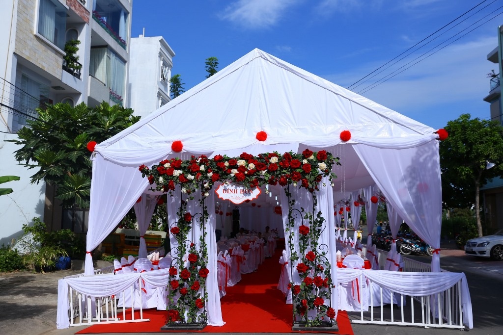 Vân Trang nồng nàn khóa môi ông xã trong lễ ăn hỏi - 1 Cổng hoa trước nhà Vân Trang sáng nay được trang trí với tông màu trắng - đỏ sang trọng
