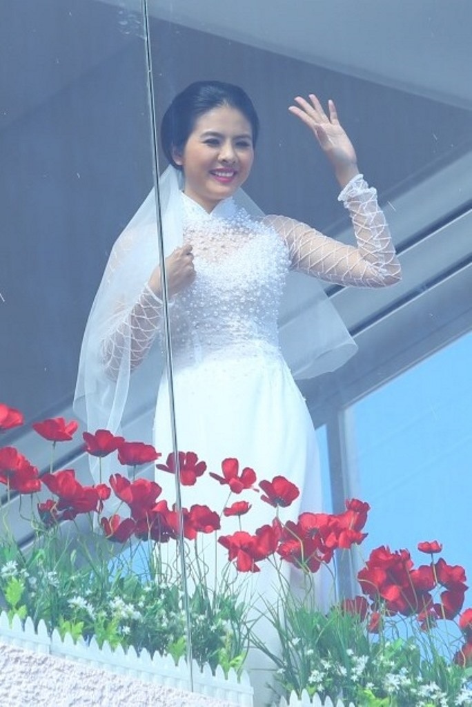 Vân Trang nồng nàn khóa môi ông xã trong lễ ăn hỏi - 2 Mặc dù không cung cấp thông tin cho báo chí nhưng khi phát hiện có nhiều phóng viên trước nhà, người đẹp vẫn tươi cười vẫy chào.
