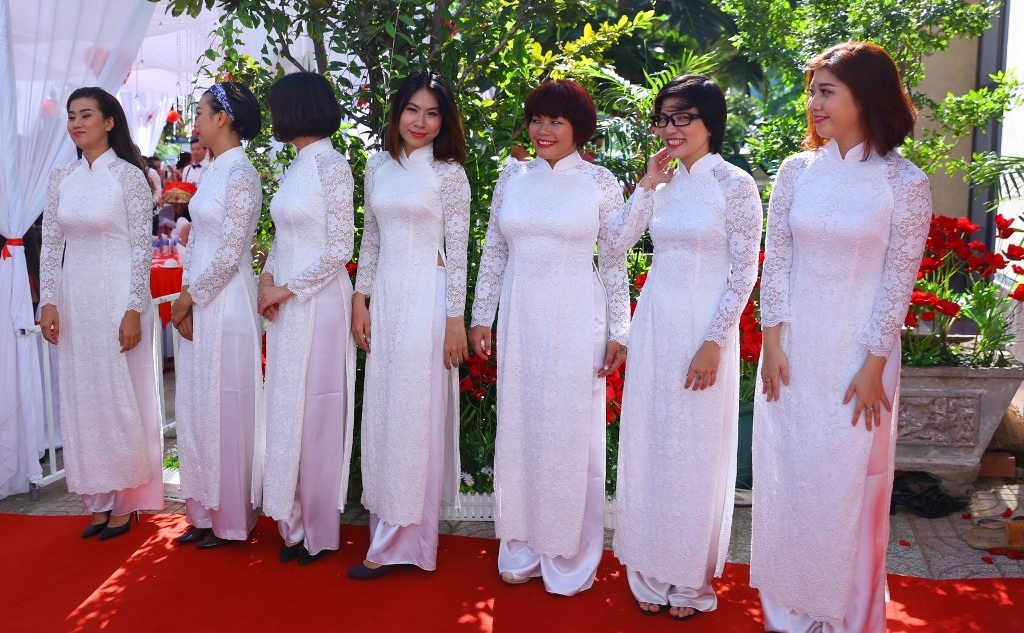 Vân Trang nồng nàn khóa môi ông xã trong lễ ăn hỏi - 6 Dàn nữ nhận mâm quả cũng diện áo dài trắng đồng bộ mang đậm nét truyền thống.