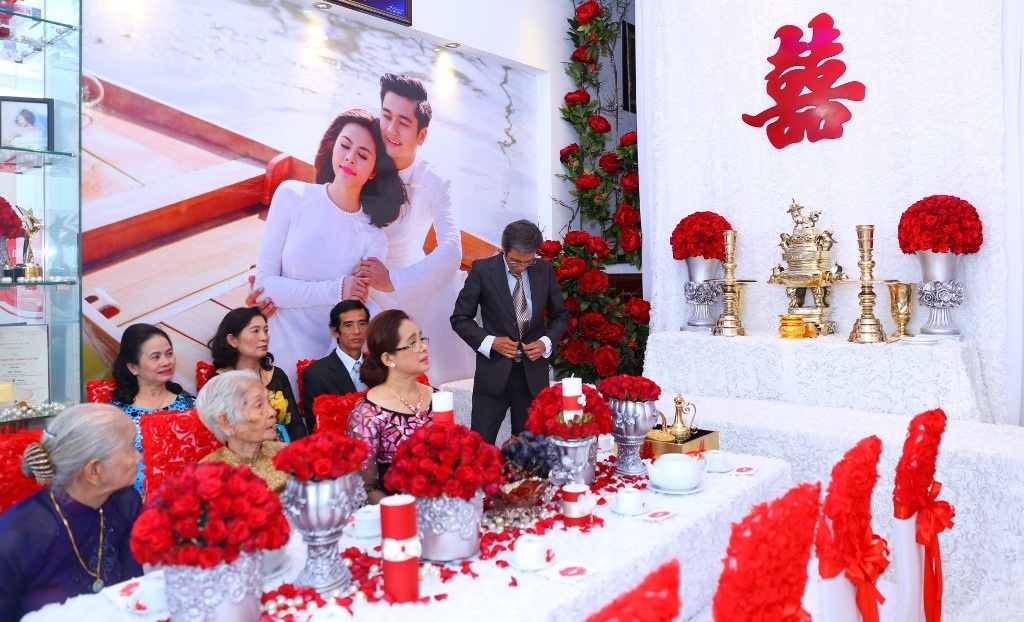 Vân Trang nồng nàn khóa môi ông xã trong lễ ăn hỏi - 3 Hình ảnh trong nhà Vân Trang, trước bàn thờ gia tiên được trang trí sang trọng với hoa hồng đỏ trên phông nền ren trắng