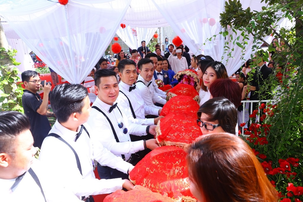 Vân Trang nồng nàn khóa môi ông xã trong lễ ăn hỏi - 7 Nhà trai trao dàn mâm quả cho nhà gái.