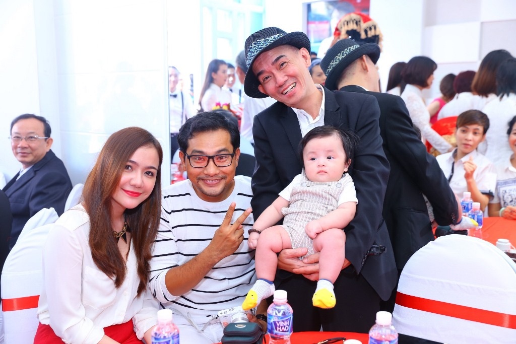 Vân Trang nồng nàn khóa môi ông xã trong lễ ăn hỏi - 24 Vân Trang nồng nàn khóa môi ông xã trong lễ ăn hỏi - 24
