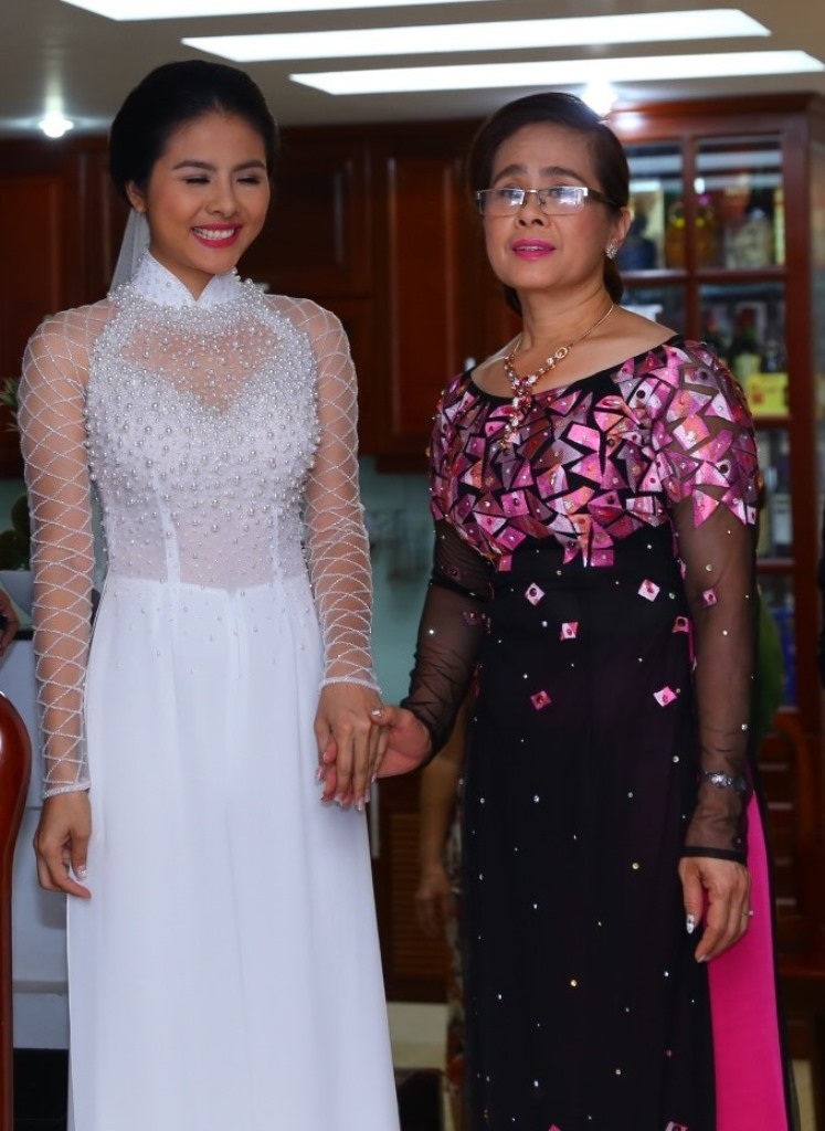 Vân Trang nồng nàn khóa môi ông xã trong lễ ăn hỏi - 8 Vân Trang được mẹ dẫn ra để chào hai họ, cô khá thẹn thùng nhưng cũng rất hạnh phúc.