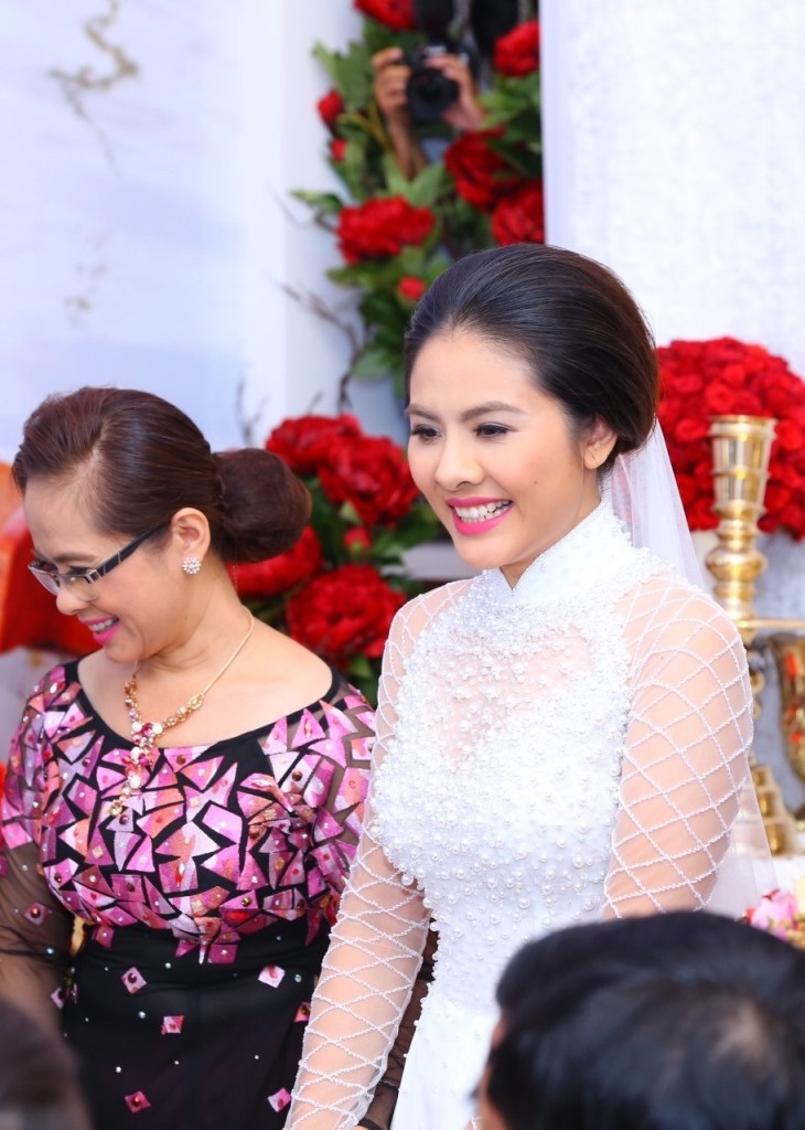 Vân Trang nồng nàn khóa môi ông xã trong lễ ăn hỏi - 9 Vân Trang chọn áo dài trắng được thiết kế cầu kỳ với hạt đính lung linh. Vân Trang chọn cách trang điểm nhẹ nhàng nhưng vẫn tôn lên vẻ đẹp vốn có của cô.