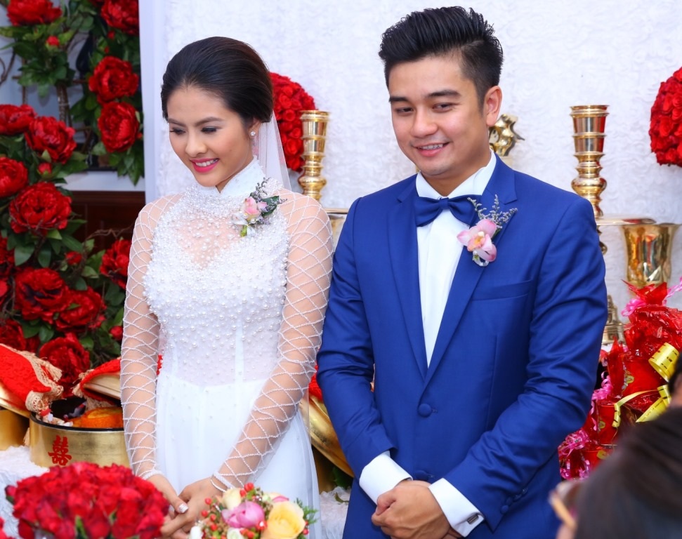 Vân Trang nồng nàn khóa môi ông xã trong lễ ăn hỏi - 14 Cả hai đã hoàn thành xong nghi lễ trong lễ đính hôn truyền thống của người Việt Nam