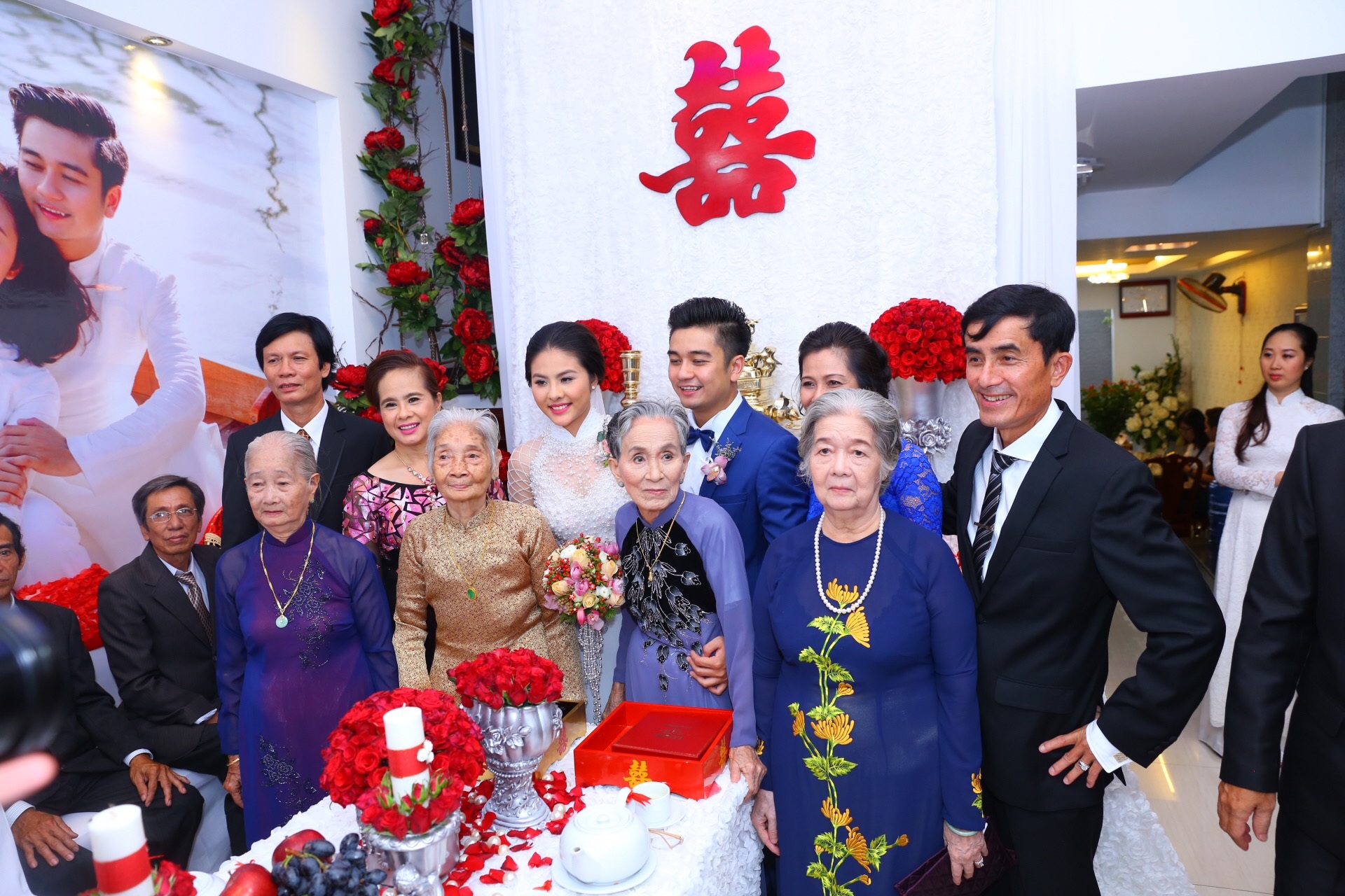 Vân Trang nồng nàn khóa môi ông xã trong lễ ăn hỏi - 15 Ông bà, họ hàng hai bên nhà trai và nhà gái