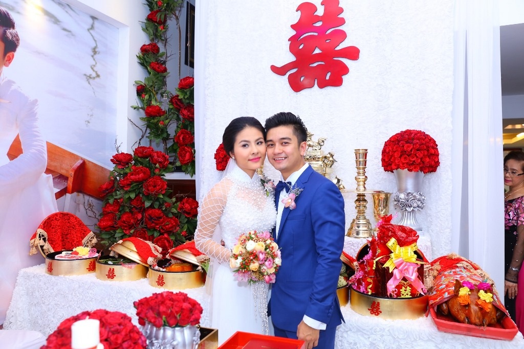 Vân Trang nồng nàn khóa môi ông xã trong lễ ăn hỏi - 17 Vân Trang nồng nàn khóa môi ông xã trong lễ ăn hỏi - 17
