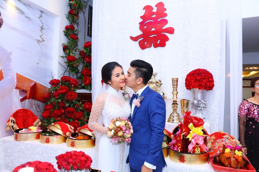 Vân Trang nồng nàn khóa môi ông xã trong lễ ăn hỏi - 18 Chồng vân Trang trao cho nữ diễn viên nụ hôn ngọt ngào