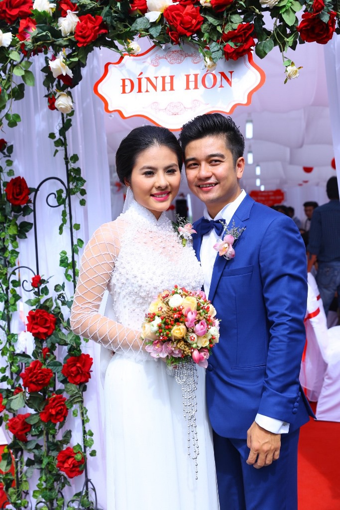 Vân Trang nồng nàn khóa môi ông xã trong lễ ăn hỏi - 23 Vân Trang nồng nàn khóa môi ông xã trong lễ ăn hỏi - 23
