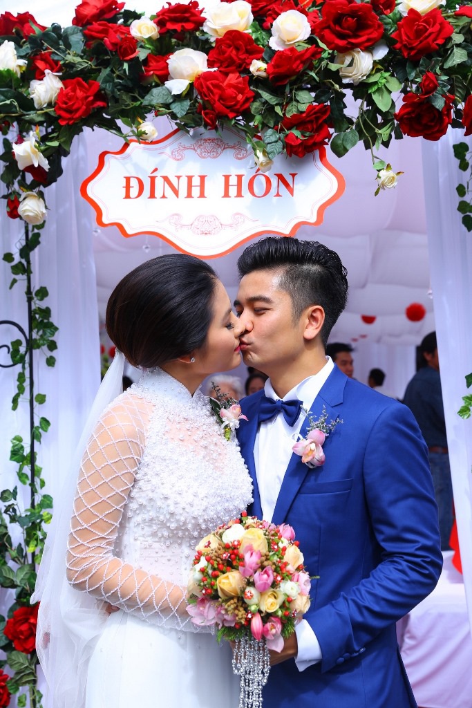 Vân Trang nồng nàn khóa môi ông xã trong lễ ăn hỏi - 22 Vân Trang và ông xã nồng nàn khóa môi trong lễ hỏi.