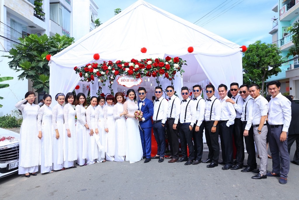 Vân Trang nồng nàn khóa môi ông xã trong lễ ăn hỏi - 20 Dàn mâm quả khá ấn tượng với tông xuyệt tông chụp hình cùng cô dâu và chú rể