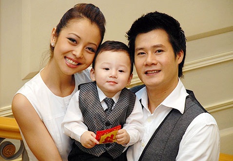 Những sao Việt vướng thị phi giới tính dù đã có vợ con - 3 Ca sĩ Quang Dũng bên vợ và bé Bảo Nam trong quá khứ