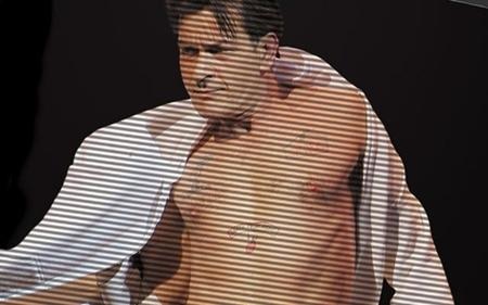 Tài tử nhiễm HIV Charlie Sheen bị lộ một loạt clip nóng - 2 Hình ảnh của Charlie Sheen trong một đoạn clip nóng