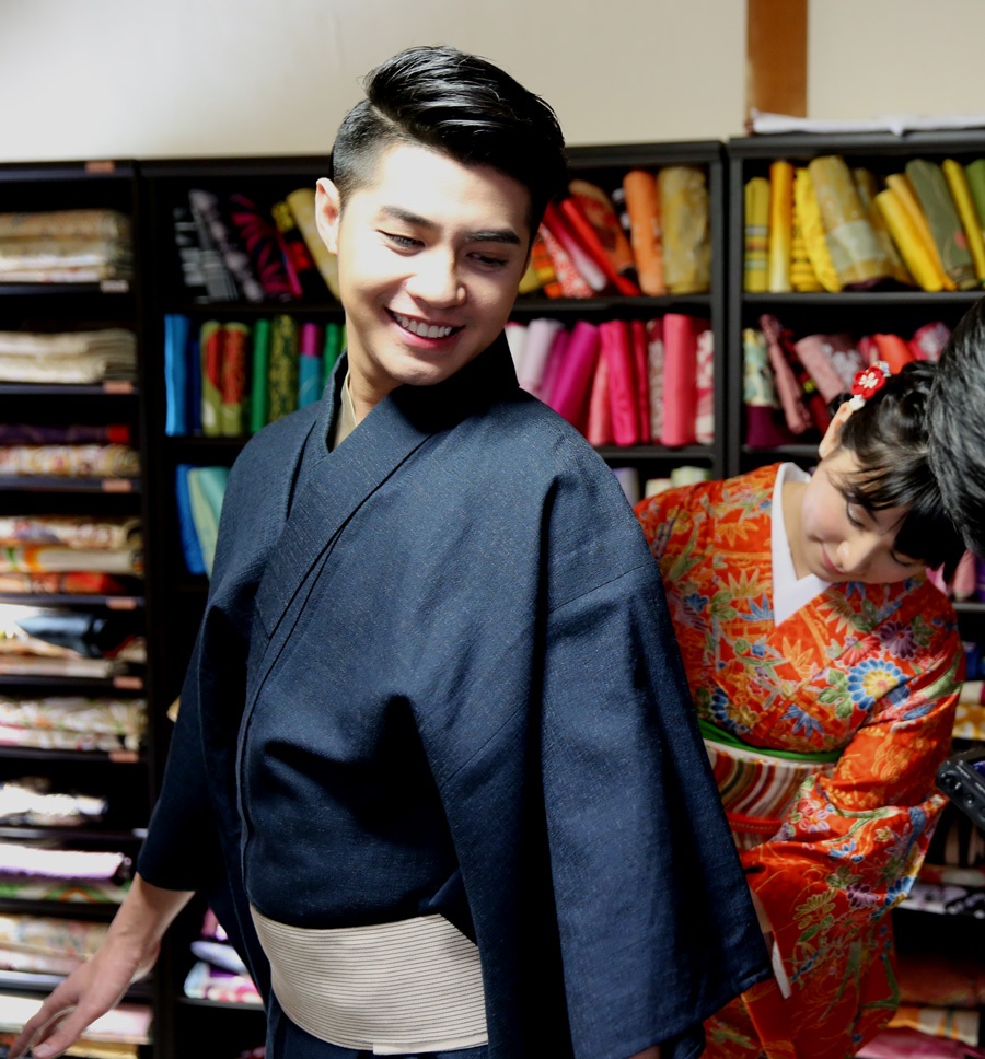 Cô gái người Nhật đã nhiệt tình giúp Noo Phước Thịnh mặc trang phục truyền thống Kimono